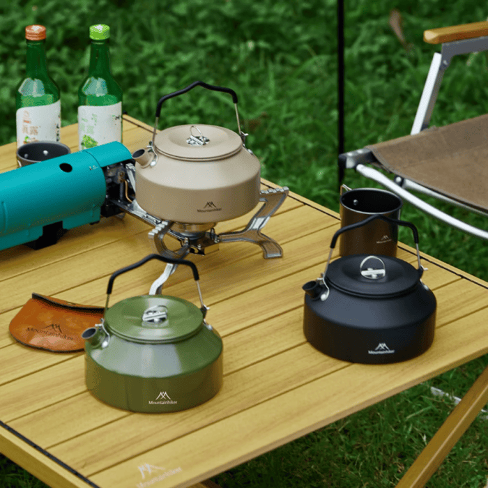 1.4L teapot pouring hot water for coffee during a picnic.