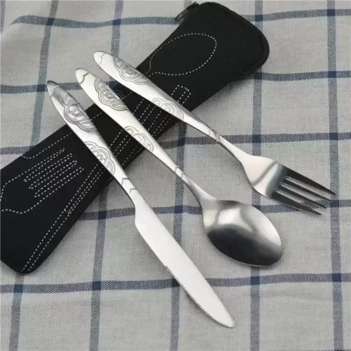 Stainless steel tableware set and cloth bag for outdoor sports.