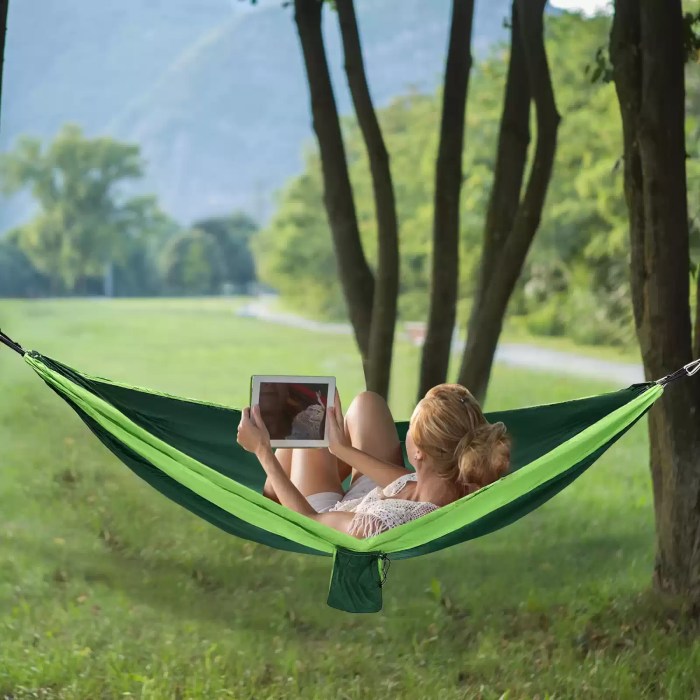 300KG Load-Bearing Hammock_2 A hiker relaxing in the 270x140cm parachute hammock during a travel break.