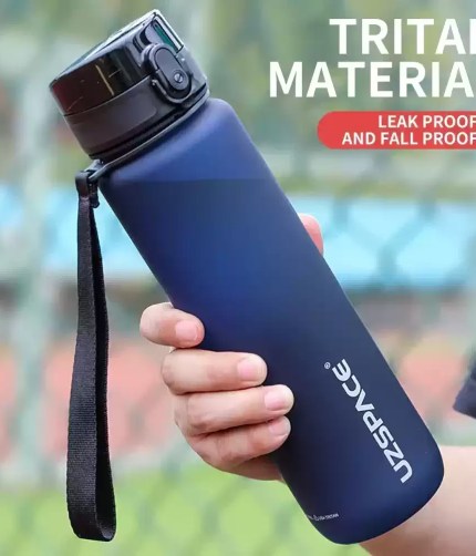 500/1000ML sports water bottle used for a comfortable rest on a nature hike.