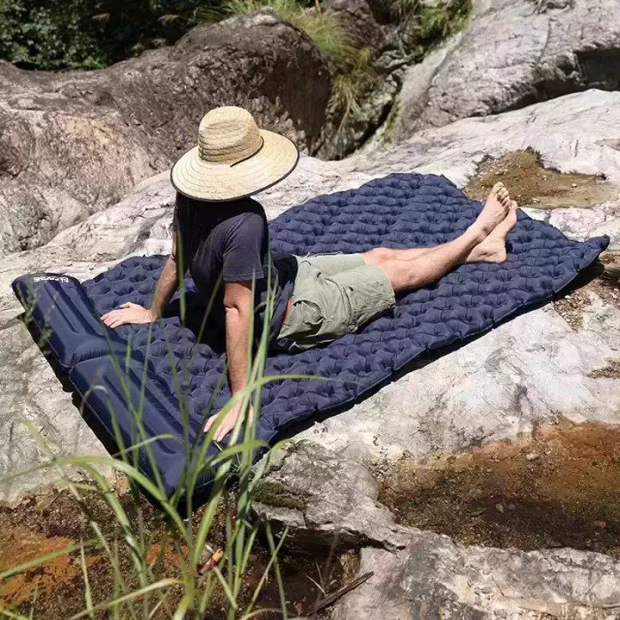 Double Inflatable Camping Mattress_5 Close-up of the dual-valve system on the ultralight folding bed sleeping mat.