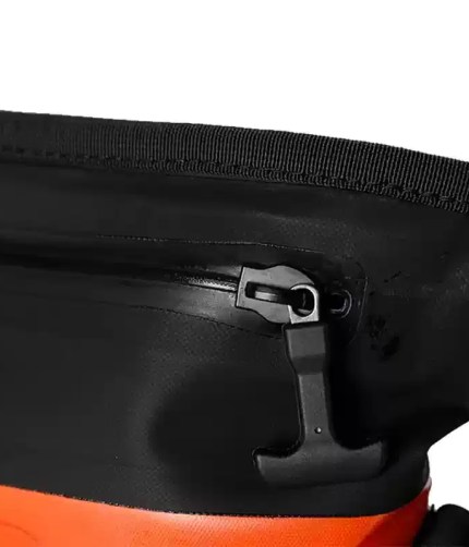 Close-up of the leak-proof zipper on the insulated tote bag.