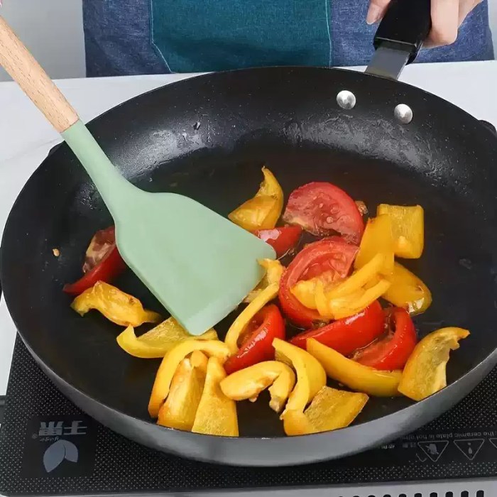 12PCS WOODEN HANDLE COOKING TOOL SET_2 12PCS wooden handle cooking tool set used for meal prep on a nature hike.