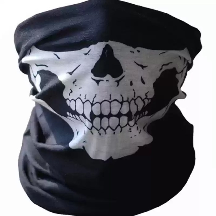 Black skull print neck gaiter mask.