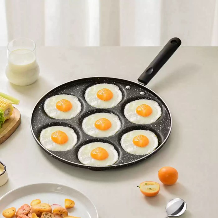 7-HOLE NON-STICK EGG FRYING PAN - MULTI-EGG BURGER MOULD_6 Black 7-hole non-stick frying pan with a heat-resistant handle.