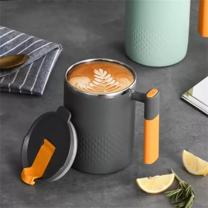Secure-fit lid on a portable tea mug showing the heat-retention seal for UK winter camping.