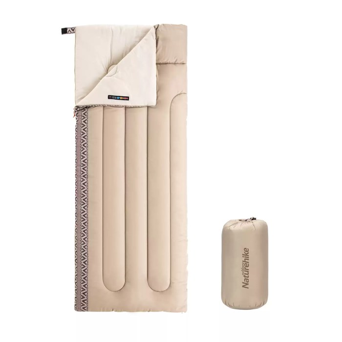 Soft-touch skin friendly lining of the Linglong 3-season bag for maximum comfort.
