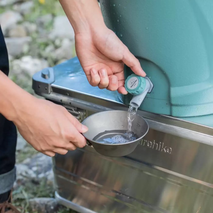 Large opening lid on the Naturehike water container for easy cleaning.
