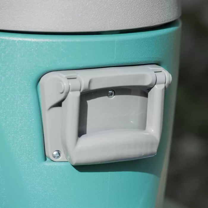 Integrated carry handle on the Naturehike 15L water tank.