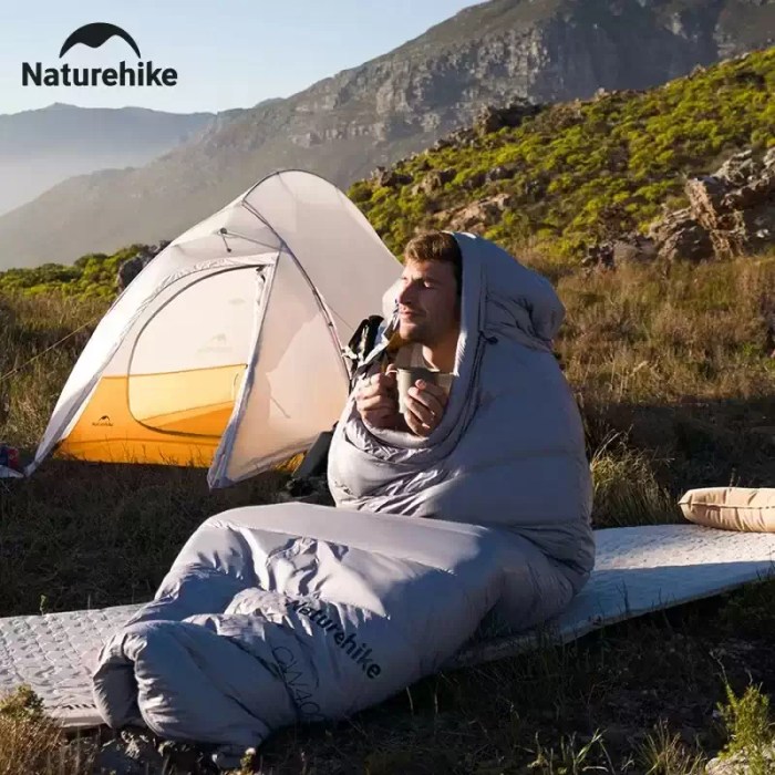 NATUREHIKE CW700 ULTRALIGHT DUCK DOWN SLEEPING BAG_5 aturehike down sleeping bag with an adjustable drawstring mummy hood.