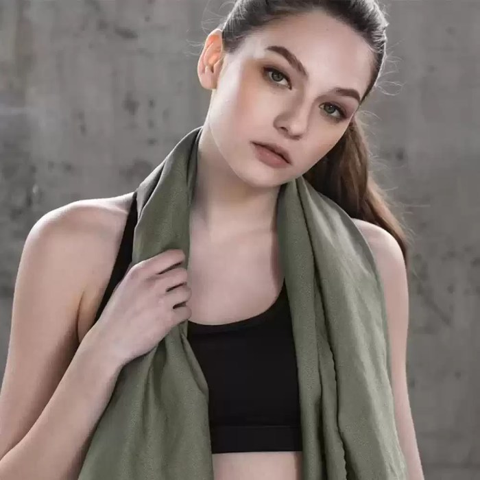 Naturehike Ultralight Absorbent Cooling Sport Gym Towel Naturehike sports towel draped around an athlete's neck during a workout, demonstrating its lightweight and cooling functionality