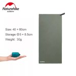Naturehike cooling towel absorbing water droplets, emphasizing its high-absorbency performance for gym and outdoor use
