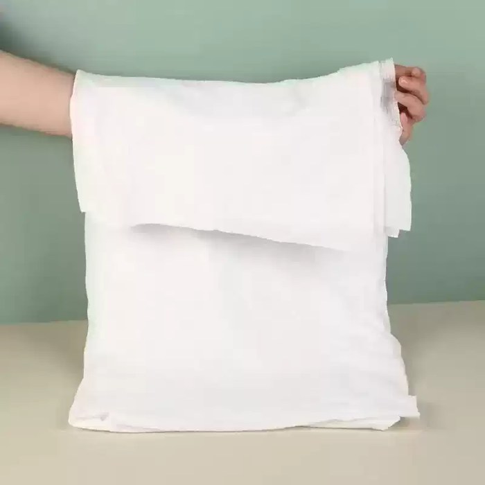 DISPOSABLE COMPRESSED BATH TOWELS_4 Lint-free disposable compressed bath towels: High-absorbency travel essentials.