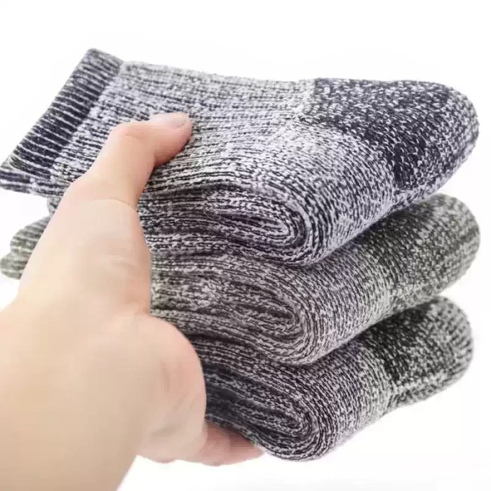 Warm grey wool socks with thick knitted fabric for winter wear.