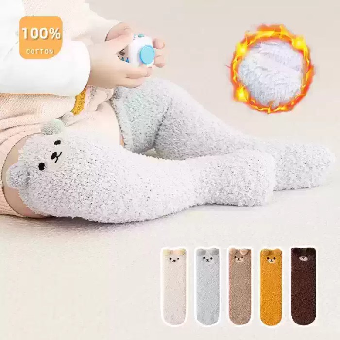 White soft cotton kids socks with bear design for winter.